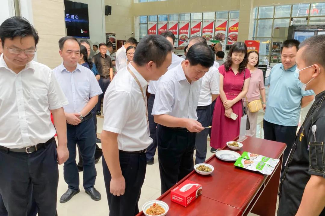湖(hú)南省農村農業廳廳長(cháng)袁延文(wén)等領導莅臨聰廚食品觀摩指導 湖南省农村农业厅厅长袁延文等领导莅临聪厨食品观摩指导